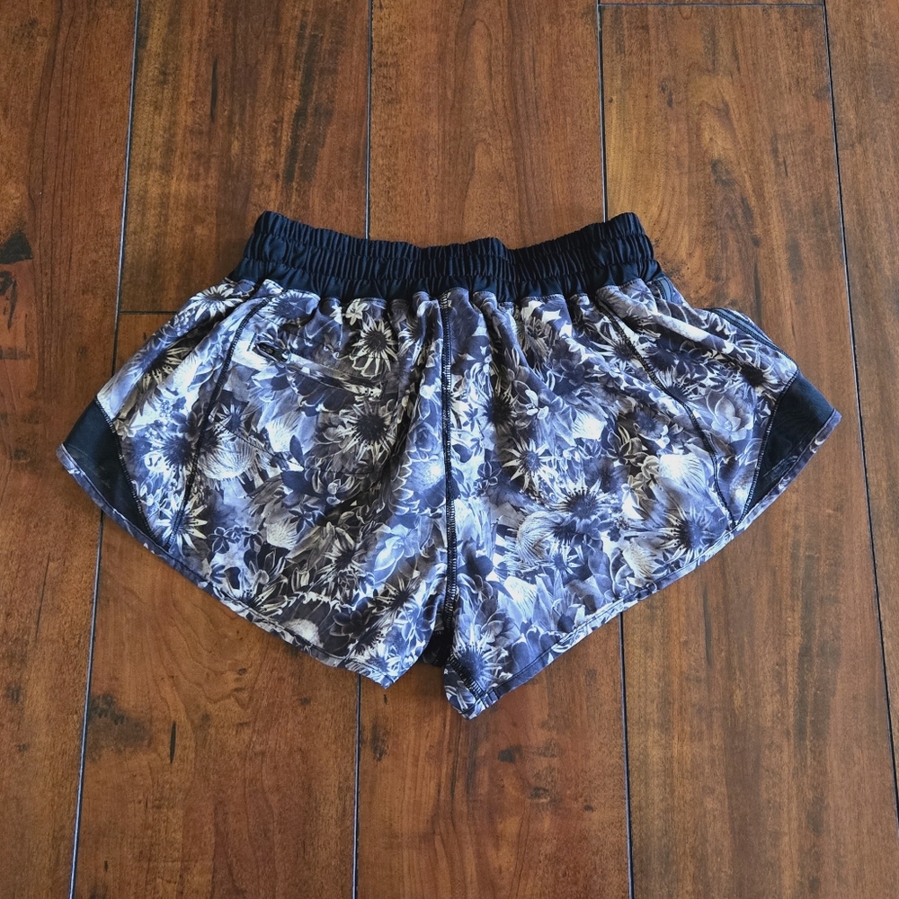 Lululemon Hotty Hot Shorts Flowabunga Black Angel Wing Low Rise Lined 2.5" Sz 6 - Picture 3 of 15